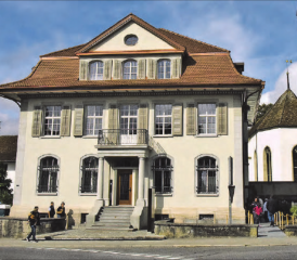 Ein echter Hingucker: Das ehemalige Bankgebäude in Schöftland beherbergt heute in modernen, neuen Büros die Bauverwaltung, die Sozialen Dienste und das Betreibungsamt. (Bilder: st.)