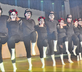 Die Aktiven im Gruselkostüm: Mit «Dia de los Muertos» (Tag der Toten) endete die Turnshow des STV Leearau. (Bilder: Alfred Weigel)