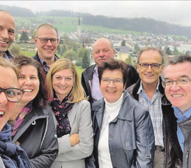 Hoch über den Dächern von Rickenbach; der Gemeinderat zu Besuch bei Martin und Cornelia Willimann, Neumühle Rickenbach GmbH. (Bild: zVg.)