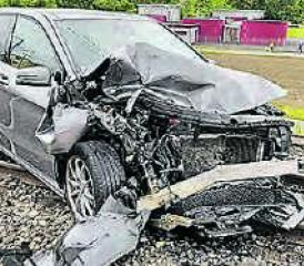 Heftige Frontalkollision: Eines der beteiligten Fahrzeuge wurde auf das Geleise der WSB geschleudert. (Bilder: pz./zVg.)