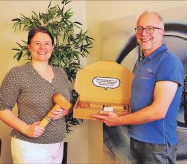 Stolze Menziker Erfinder: Hinter der Präsentation des Vibrations- und Massagegeräts «Wood-i» stecken fünf Jahre Arbeit. (Bild: rc.)