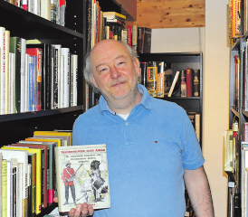 «Maschinengewehr gegen Assegai»: Autor Daniel Zander hat die Fakten und Berichte zu seinem Buch über die Kolonialisierung Afrikas zu einem grossen Teil aus seiner eigenen umfassenden historischen Bibliothek zusammengetragen, welche auch seltene, alte Kompendien enthält. (Bild: zVg.)