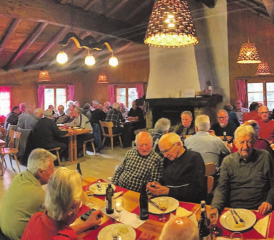 Der Seener Männerstamm beim Fischessen im Waldhaus. (Bild: zVg.)