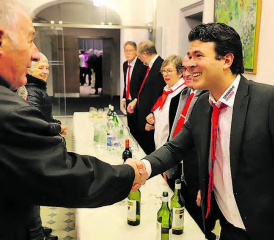 Auch der Neue sagte Hallo: Simon Baumgartner und die weiteren Gemeinderäte begrüssten die Bevölkerung am Neujahrsapéro im Gemeindesaal.