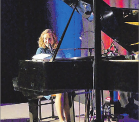 Klavierkabarett am Flügel: Die Alleinunterhalterin Anne Folger gefiel mit Charme, Humor und Können. (Bild: moha.)