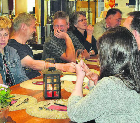 GV des Gewerbevereins oberes Suhrental in ungewohnter Umgebung: In Helen’s Vinothek in Reitnau fühlten sich die Gäste sichtlich wohl. (Bilder: st.)