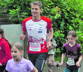 Lernen von den Profis: Weltmeisterliches Einlaufen mit Matthias Kyburz. (Bild: zVg.)