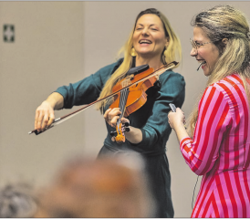 Ansteckend gute Laune zeigten Dr. Manuela Adcock und Dr. Barbara Studer zum Start ins Impulsreferat. (Bild: zVg.)