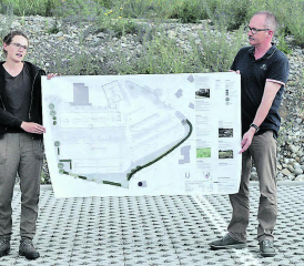 Mit grossem Plan in der Hand: Anita Weder von den SKK Landschaftsarchitekten und Ueli Bruder, Vertreter der Firma Bertschi AG, Dürrenäsch erläuterten die Pläne, die zuvor geschmiedet wurden. (Bilder: rc.)