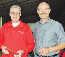 Ein Abschiedsgeschenk für Theo Vogel: Frank Hauri (re.) dankt ihm für die treue Mitarbeit. Martin Steiner wurde zu einem früheren Zeitpunkt offiziell verabschiedet.