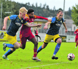 SC Schöftland im Hintertreffen: Kein Durchkommen auch für Efson Amanuel – hier in einem Zweikampf mit Manuel Jnglin und Nicola Brügger vom FC Bubendorf. (Archiv-Bild: Otto Lüscher)