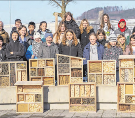 Beitrag für den Naturschutz und die Artenvielfalt: Schüler der Schule Rickenbach halfen tatkräftig mit, diese Bienenhotels, welche in den Kiesgruben aufgestellt werden, zu realisieren. (Bild: zVg.)