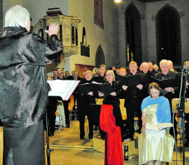 Volle Konzentration: Susanne Heule hatte die Gesamtleitung der beiden Chöre, der Solistin und der Instrumentalisten. (Bilder: st.)