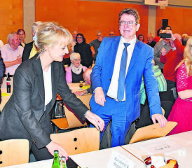 Der Bundesrat nimmt am Ehrentisch Platz: Regierungsrat Alex Hürzeler, Barbara Borer-Mathys, Albert Rösti, Jacqueline Hausmann und Uschi Dätwyler (v. l.). (Bilder: aw.)