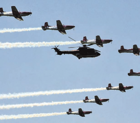 Flugakrobatik in Reinkultur und auf höchstem Niveau: Die PC-7 Staffel am Himmel über Beromünster-Neudorf. (Bilder: msu.)