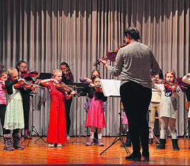 Am Novemberkonzert der Musikschule Schöftland: Die Geigenschlüpfe und Violinissomo mit «Mission Impossible». (Bild: zVg.)