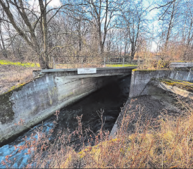 1905 wurde erstmals eine Betriebsbewilligung für das Wasserkraftwerk in Muhen ausgestellt. Zum Ende des letzten Jahrhunderts wurde es stillgelegt. 2023 sollen die Restbauten verschwinden. (Bild: KF)