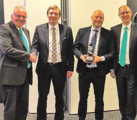 Vier Männer und ein Award: Thomas Haller, Verkaufsleiter Eichenberger, Anders Jacobson, CEO, Aratron, Jens Sjöström, Sales Manager, Aratron, Hansruedi Hager, Geschäftsführer, Eichenberger. (Bild: zVg.)