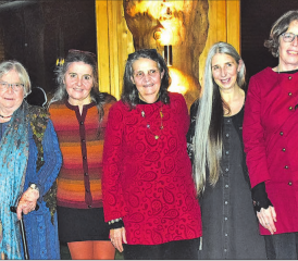 Die sieben Erzählerinnen: Sie unterhielten die zahlreichen Besucher während mehr als einer Stunde mit spannenden Geschichten. (Bild: Frieda Steffen)