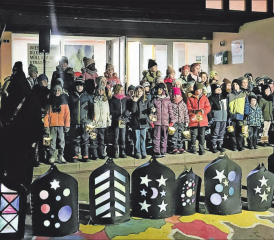 Für den Besuch des Samichlaus haben die Pfeffiker Schüler zauberhafte Laternen gebastelt. (Bild: dr.)