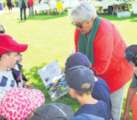 Staunende Kinderaugen: Annamarie Tännler hatte die Geschichte von Kay und Halli, den beiden pubertären Drachen vom Hallwilersee mit an den Birrwiler Büchermärt gebracht. (Bild: grh.)