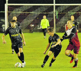 In der Schlussphase am Drücker, doch ein Konter entschied die Partie zugunsten von Seon: Doppeltorschütze Orhan Hadzic am Ball, beobachtet von Rafael Eglauf. (Bild: Roland Jaus)