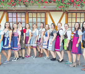 Der Damenturnverein Oberkulm in passendem Outfit am Volksfest in Stuttgart. (Bild: zVg.)