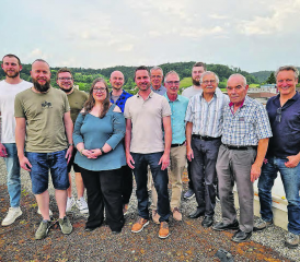 Die Gründungsmitglieder von GränichenSolar: (vl.) Armin Kiser, Andreas Bumbacher, Sven Schmid, Corinne Läuppi, Remo Kugler, Roman Haller, Urs Kopp, Elmar Kuhn, Jan Brechbühl, Andreas Hügli, Paul Müri und Bruno Näf.(Bild: zVg.)