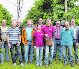 Kirschenqualitätswettbewerb-Preisverleihung mit den Produzenten: Den ersten Preis gewannen Urs und Fränzi Baur aus Egliswil (Bildmitte). (Bild: zVg.)