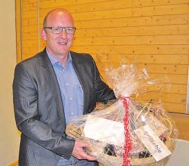 Verabschiedet: Nach zehnjähriger Tätigkeit als Gemeinderat wurde Toni Estermann von seinen Kollegen mit einem Präsent «entlassen». (Bild: be.)