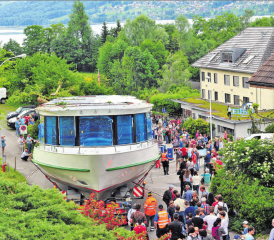 Ein Schiff mitten auf der Strasse: Volksauflauf gestern Donnerstag beim Delphin in Meisterschwanden.