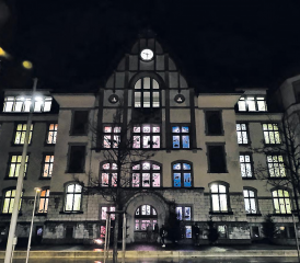 Das Reinacher Centralschulhaus als Adventskalender: 73 Schülerinnen und Schüler haben dem ehrwürdigen Schulhaus ein besonderes Gepräge verliehen. (Bilder: René Fuchs)