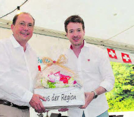 Ein Dankeschön aus der Region überreichte Ammann Jörg Bruder dem Festredner Adrian Schoop. (Bild: grh)