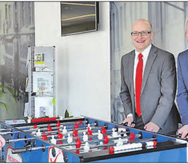 Die Raiffeisen gehört zur «Super-League» (v.l.): Rolf Lüscher, Reto Hauri, Mitglieder der Bankleitung und Andreas Bieri, Vorsitzender der Bankleitung. (Bild: zVg.)