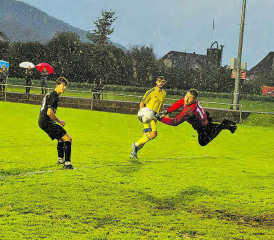 Trotz sehenswerter Flugeinlage im strömenden Regen konnte Gontenschwil-Torhüter Holliger die Niederlage gegen Oftringen nicht verhindern. (Bild: Roland Jaus)
