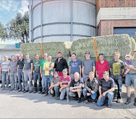 Solidarität unter den Michelsämter Bauern: Nach dem Brand im Heuturm von Landwirt André Furrer im vergangenen August erfuhr er nun die Unterstützung seiner Kollegen in Form eines «Heugeschenks». (Bild: zVg.)