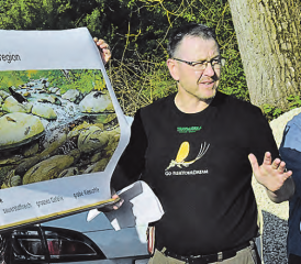 Mit Hilfe von Daniel Müller viel Wissen preisgegeben: Stefan Maurer liess seine Zuhörer mental in die Gründe unserer Gewässer blicken. (Bild: st.)