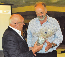 Sie sind ausgezeichnete Freunde: Fredy Bühler (li.) dankt Hanspeter Flückiger für die Organisation eines aussergewöhnlichen Anlasses im Widenmoos. (Bilder: st.)