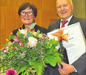Glückstrahlend, aber auch stolz: Das Ehepaar Ingrid und Peter Stadler nach ihrer Ernennung zu Ehrenbürgern der Gemeinde Hirschthal. (Bild: st.)