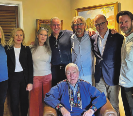 Christoph «Stöphi» Weber, mit seinen Kindern sowie den Neffen aus Dänemark und der Schweiz, feiert seinen 90. Geburtstag in St. Helena, USA. (Bild: zVg.)