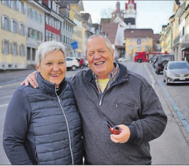 Amtsübergabe: Liselotte Schüpfer übergibt das Marktwesen an Alfons Röthlin. (Bild: spo.)