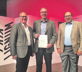 Reinhard Wiederkehr, Beat Bart, Philipp Nückles: Die Vertreter vom Büro Makiol Wiederkehr AG freuen sich über die Auszeichnung. (Bild: zVg.)