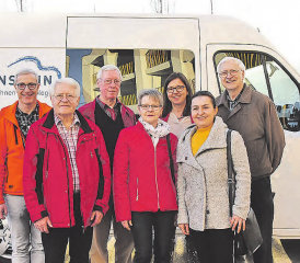 Freuen sich über das neue «Falkenstein-Auto: (v.l.) Der Leiter des Technischen Diensts, Fritz Winkler sowie Robert Weber, Roland Merz, Brigitte Wenger, Ursula Gnädinger (Geschäftsführerin der Altersresidenz Falkenstein), Sevinc Oynamaz und Franz Hübscher vom Mahlzeitenfahrdienst. (Bilder: mars.)