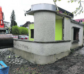 Das Ortsbild verändert sich: Bagger der Firma Trottmann reissen die Mauern des ehemaligen Café Böhler ein und sortieren die Stoffe ordnungsgemäss. (Bild: rc.)