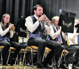 Mit dem MGG-Hitmix-Kasettli sorgte die Musikgesellschaft Gontenschwil für einen kurzweiligen, höchst unterhaltsamen Konzertabend. (Bilder: hg.)