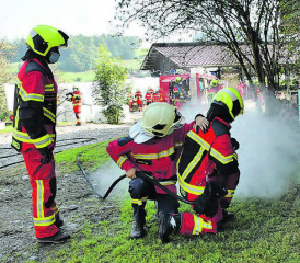 Bereit zum Schnellangriff: Kurz nach Eintreffen der ersten Feuerwehrleute steht bereits Löschwasser zur Verfügung. (Bilder: st.)