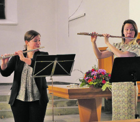 Nina Roth und Evgeniya Spalinger lassen in der reformierten Kirche Reinach-Leimbach schöne Melodien ertönen.