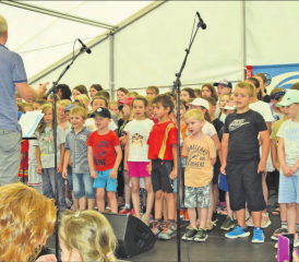 Bis zu 80 Schulkinder gemeinsam auf der Bühne: Die 3. bis 6. Klasse beteiligte sich an diesem Musikprojekt, vier Lieder und der Jugendfest-Song wurden dargebracht.
