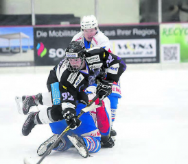 Es schiesst sogar im Umfallen noch Tore: SC-Reinach-Spieler Yannic Strebel setzt sich auch in aussichtslosen Situationen durch. (Archivbild: rc.)