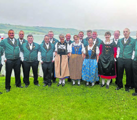 Bringen sich vor eindrucksvoller Kulisse in Stellung: Die Jodlerinnen und Jodler des Jodlerklubs Echo Reitnau. (Bild: zVg.)
